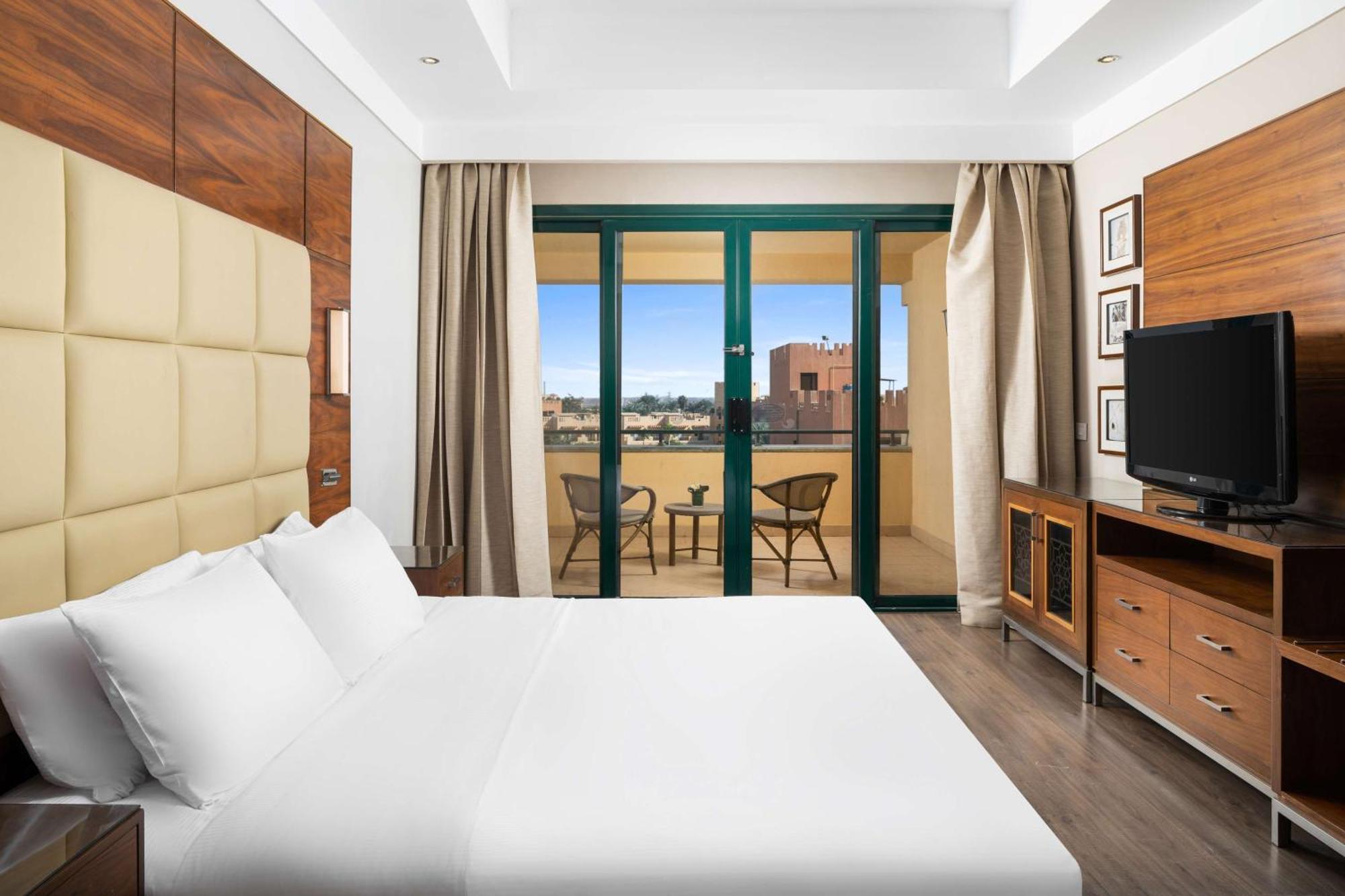 فندق هيلتون بيراميدز جولف 6th of October City المظهر الخارجي الصورة A bedroom at the Hilton Athens