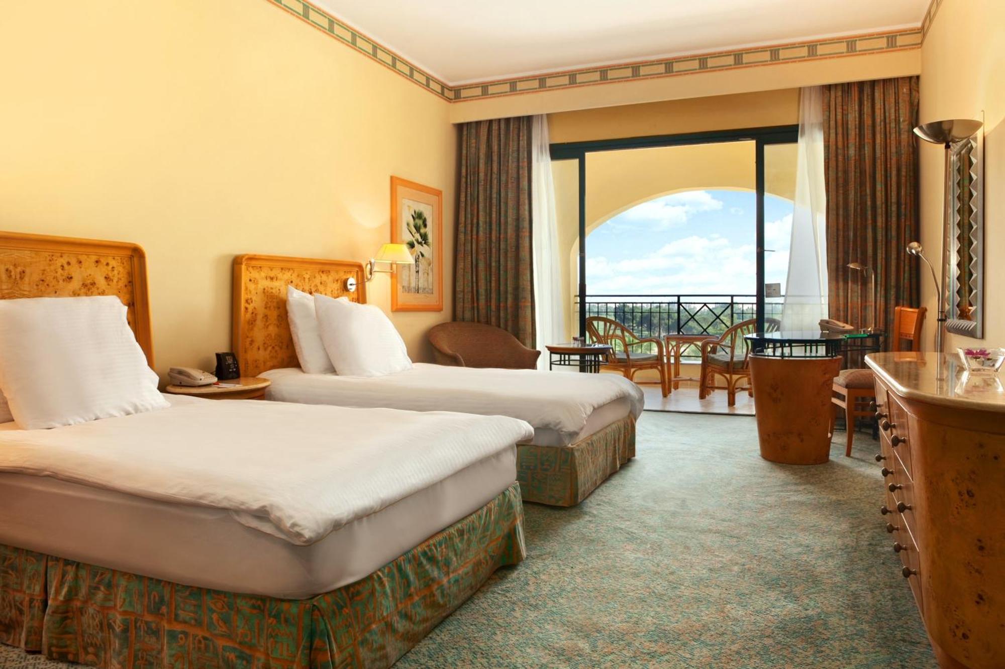فندق هيلتون بيراميدز جولف 6th of October City المظهر الخارجي الصورة A room at the Hilton Luxor