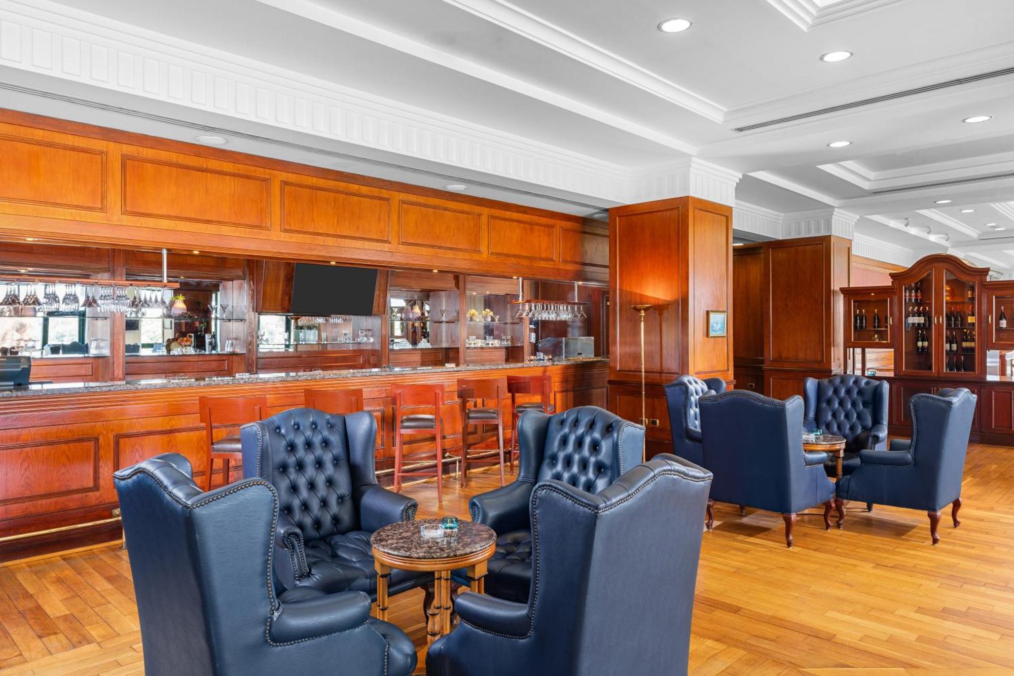 فندق هيلتون بيراميدز جولف 6th of October City المظهر الخارجي الصورة The Club lounge at Cape Town International Airport